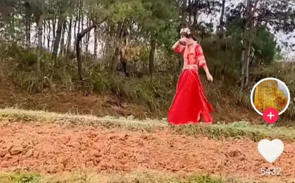 Cô dâu vừa đi vừa khóc một mình đến hôn lễ, nguyên nhân phía sau khiến dân mạng bức xúc: Cha mẹ già mà hồ đồ!-2