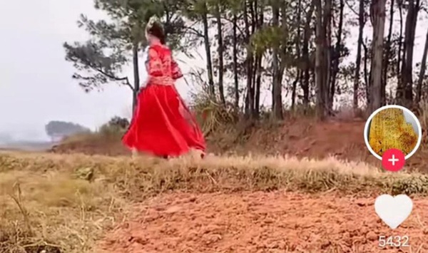 Cô dâu vừa đi vừa khóc một mình đến hôn lễ, nguyên nhân phía sau khiến dân mạng bức xúc: Cha mẹ già mà hồ đồ!-3