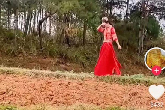 Cô dâu vừa đi vừa khóc một mình đến hôn lễ, nguyên nhân phía sau khiến dân mạng bức xúc: Cha mẹ già mà hồ đồ!