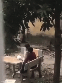 Nóng mắt hình ảnh đôi nam nữ uốn éo diễn cảnh nóng trên ghế đá bị quay trộm lại!-1