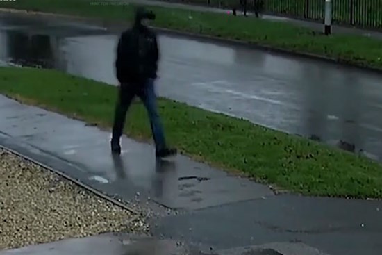 Mẹ tới đón muộn 5 phút, con gái 13 tuổi bị cưỡng bức dã man, camera giám sát ghi lại sự việc khiến nhiều phụ huynh hoang mang tột độ