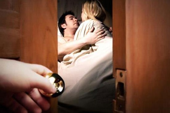 Bất chấp tất cả để chạy theo tình trẻ và ngày trở về cay đắng của người đàn bà 60 tuổi