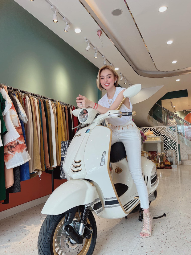 Trang Nemo vượt mặt” Đoàn Di Băng sở hữu xe máy giá 700 triệu, giờ mới nhớ có người hay hỏi chỗ bán mà không mua lắm!-2