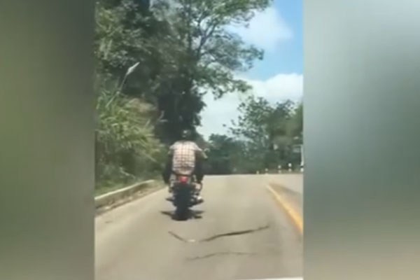 Ngã dưới bánh xe bồn, nam thanh niên thoát chết kì diệu nhờ cú lăn người không sai một li-1