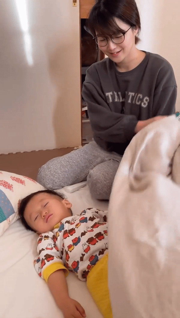 Sự khác biệt giữa mẹ Nhật và mẹ Việt khi đánh thức con khiến dân mạng xém xỉu: Mẹ gọi xong mà con hồn bay phách lạc-1