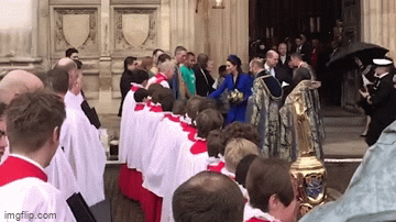 Khoảnh khắc Công nương Kate được chồng phục vụ tận tình ngay giữa sự kiện trang trọng khiến Meghan bị đem ra châm chọc-1