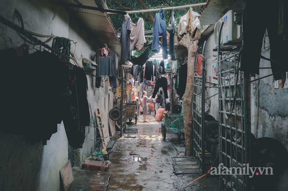 Những phận đời lam lũ khu ổ chuột chợ Long Biên chạy ăn từng bữa trong bão giá, xăng tăng - đường về nhà thêm xa-1