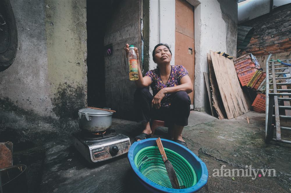 Những phận đời lam lũ khu ổ chuột chợ Long Biên chạy ăn từng bữa trong bão giá, xăng tăng - đường về nhà thêm xa-2