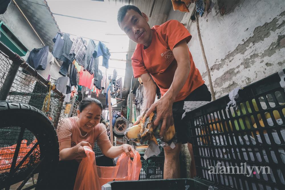 Những phận đời lam lũ khu ổ chuột chợ Long Biên chạy ăn từng bữa trong bão giá, xăng tăng - đường về nhà thêm xa-4