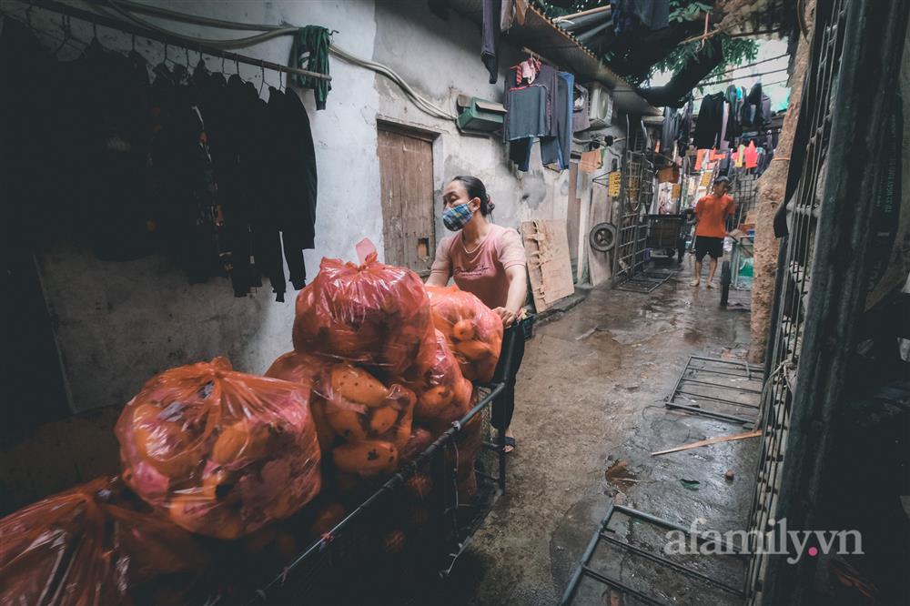 Những phận đời lam lũ khu ổ chuột chợ Long Biên chạy ăn từng bữa trong bão giá, xăng tăng - đường về nhà thêm xa-5