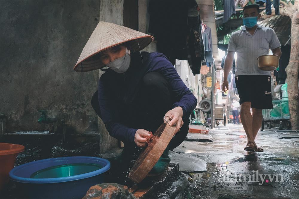 Những phận đời lam lũ khu ổ chuột chợ Long Biên chạy ăn từng bữa trong bão giá, xăng tăng - đường về nhà thêm xa-6