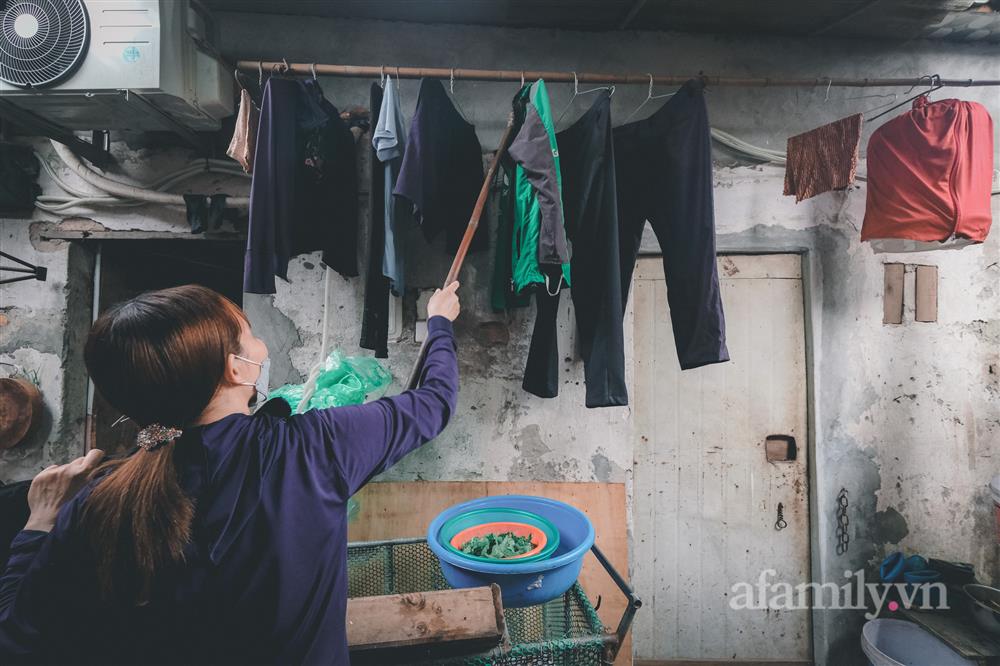 Những phận đời lam lũ khu ổ chuột chợ Long Biên chạy ăn từng bữa trong bão giá, xăng tăng - đường về nhà thêm xa-7