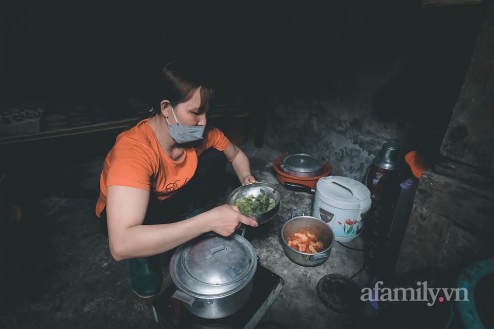 Những phận đời lam lũ khu ổ chuột chợ Long Biên chạy ăn từng bữa trong bão giá, xăng tăng - đường về nhà thêm xa-8