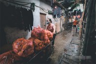 Những phận đời lam lũ khu ổ chuột chợ Long Biên chạy ăn từng bữa trong 'bão giá', xăng tăng - đường về nhà thêm xa