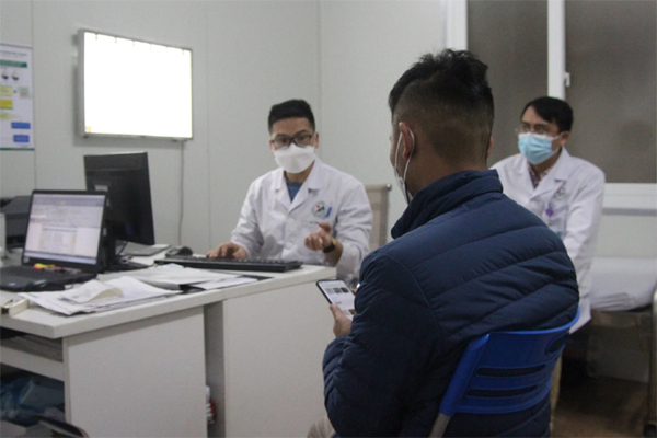 Kiêng tắm 6 ngày khi mắc Covid-19, da trẻ đóng vảy, đỏ lừ-3