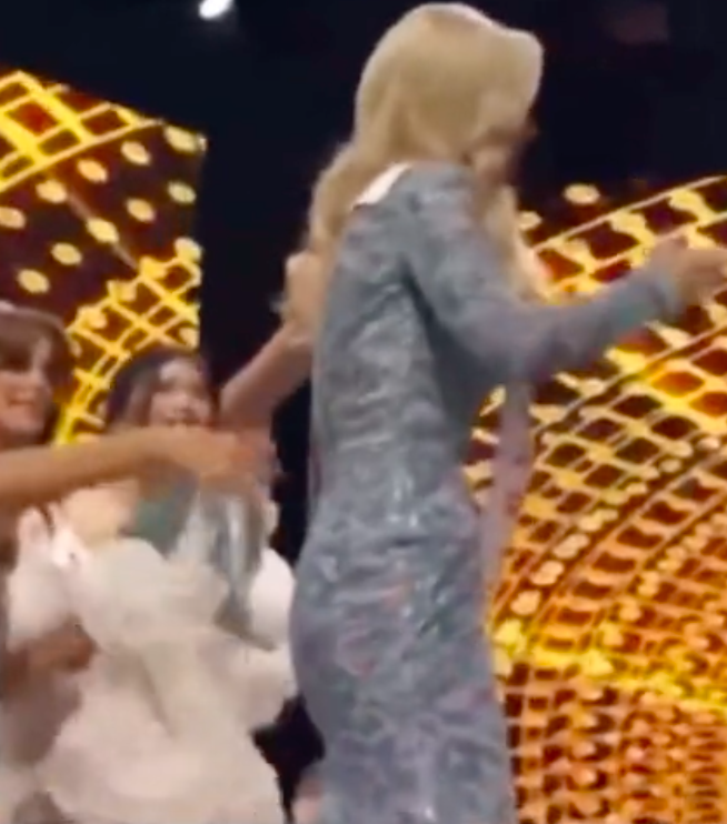 Tân Miss World 2021 vừa đăng quang đã gặp sự cố, cách xử lý sau đó mới gây bất ngờ?-4