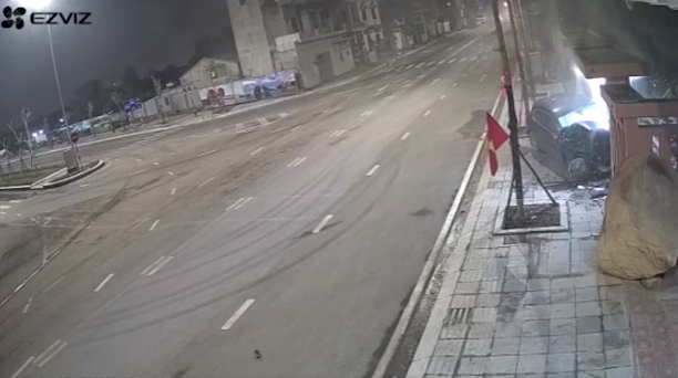 Xe sang Porsche chạy tốc độ bàn thờ tông thẳng vào nhà dân-1