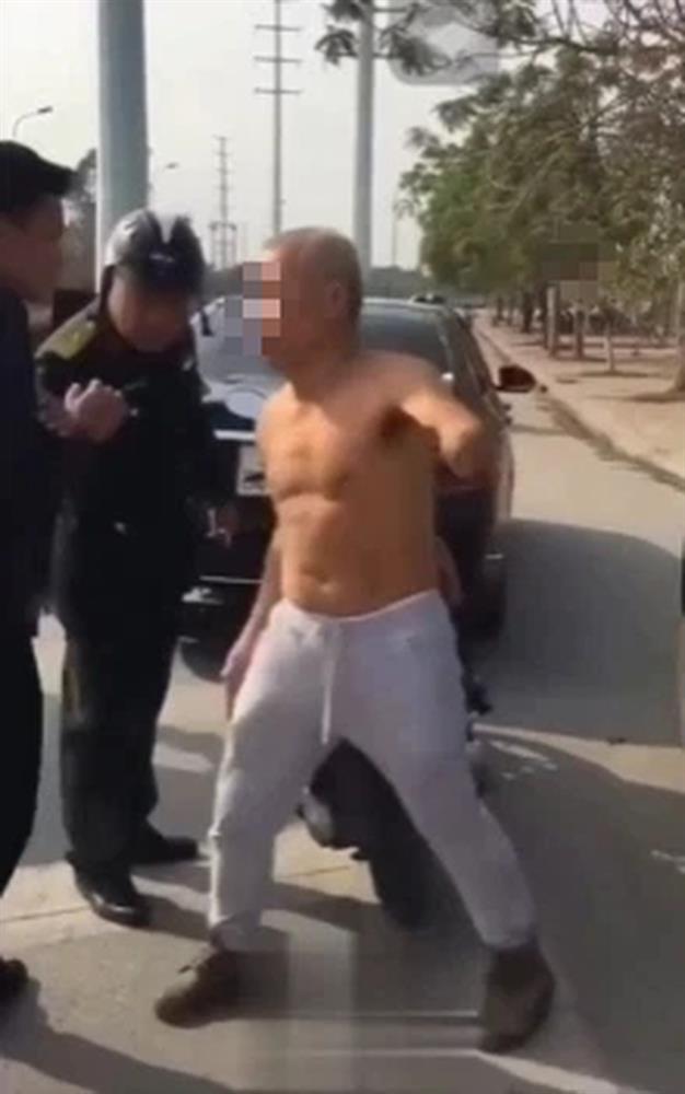 Người đàn ông cụt tay tát vào mặt nam thanh niên sau va chạm giao thông-1