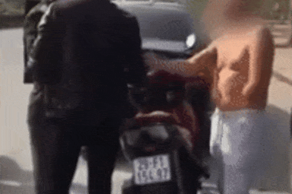 Cầm hung khí hung hăng định đập ô tô, thanh niên bị tài xế nhấn ga rượt đuổi, tông liên tiếp vào cả người và xe-2