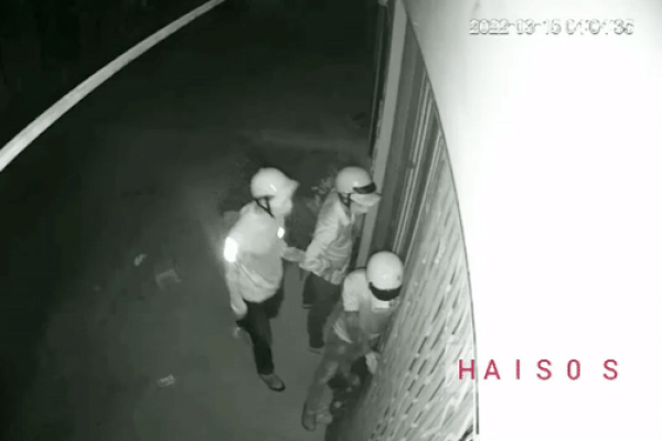 Hai thanh niên trộm xe đạp điện còn đôi co với chủ nhà-1