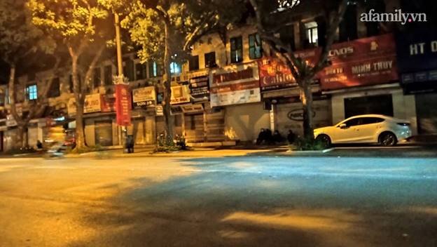 Mập mờ hoàn cảnh những phận đời sống bên vỉa hè Hà Nội và đường đi của quà từ thiện: Vô gia cư hay không, qua 2h sáng mới biết-2