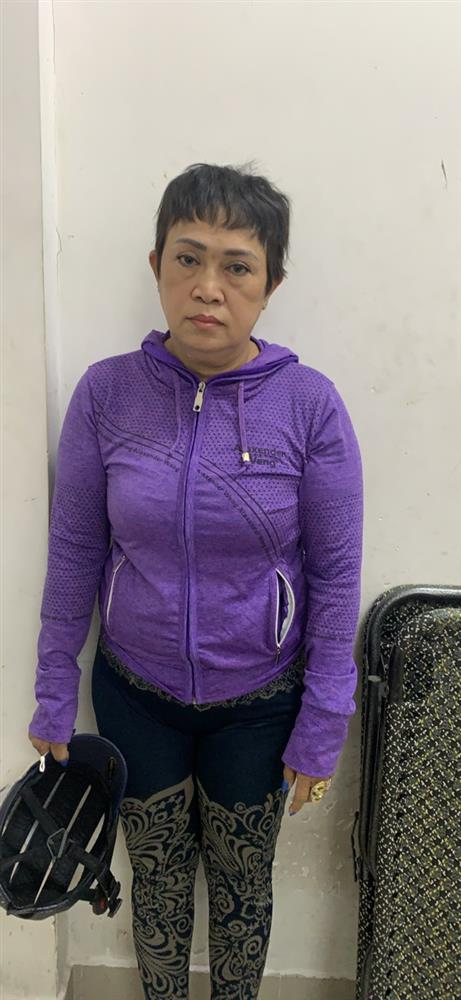 TP.HCM: Bắt nữ quái” chuyên trộm cắp tài sản bằng... chân ở nhiều cửa hàng-1