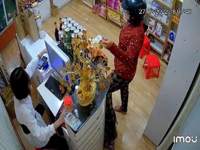 TP.HCM: Bắt nữ quái” chuyên trộm cắp tài sản bằng... chân ở nhiều cửa hàng-2