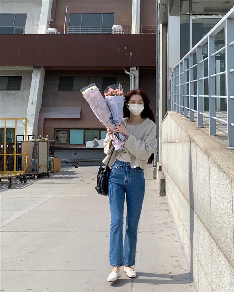 Gái Hàn sẽ cho chị em biết 4 mẫu quần jeans đang mốt nhất, có đủ thì mặc đẹp mọi lúc mọi nơi-5