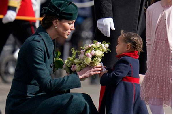 Vợ chồng Công nương Kate tung ra ảnh mới đặc biệt chưa từng thấy và gặp phải sự cố đáng buồn trong chuyến công du-4