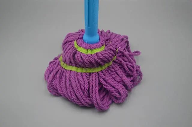 Cho dù cây lau nhà bẩn hay sẫm màu đến đâu, chỉ cần rắc thứ này lên là chúng sạch như mới-1