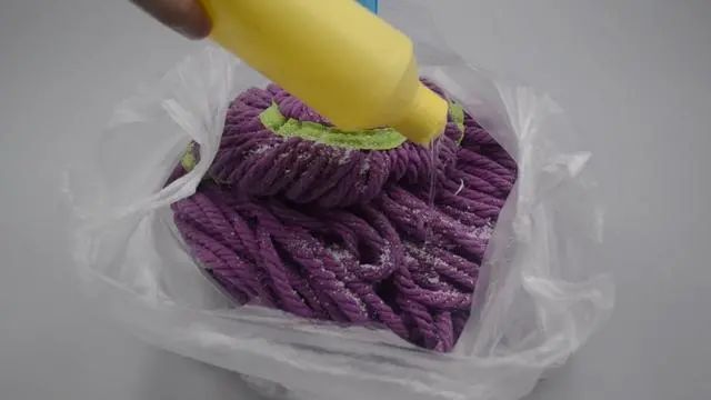 Cho dù cây lau nhà bẩn hay sẫm màu đến đâu, chỉ cần rắc thứ này lên là chúng sạch như mới-3