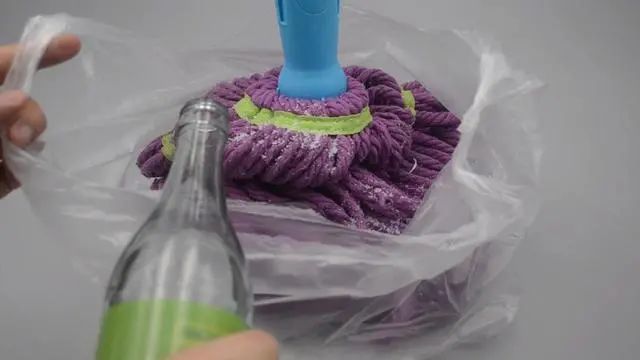 Cho dù cây lau nhà bẩn hay sẫm màu đến đâu, chỉ cần rắc thứ này lên là chúng sạch như mới-4