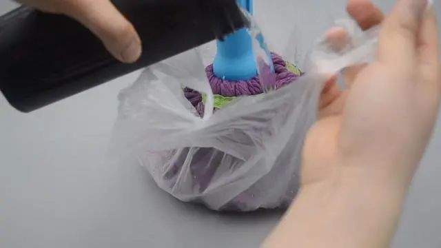 Cho dù cây lau nhà bẩn hay sẫm màu đến đâu, chỉ cần rắc thứ này lên là chúng sạch như mới-5