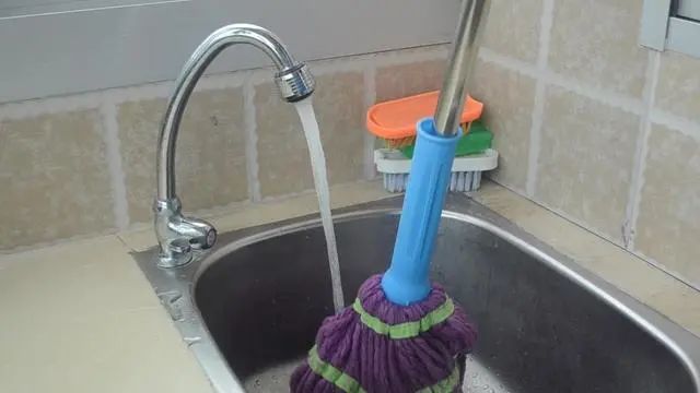 Cho dù cây lau nhà bẩn hay sẫm màu đến đâu, chỉ cần rắc thứ này lên là chúng sạch như mới-6