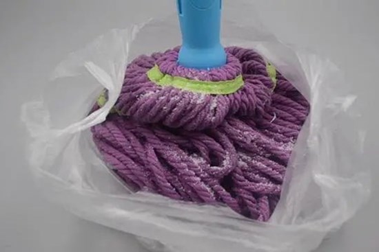 Cho dù cây lau nhà bẩn hay sẫm màu đến đâu, chỉ cần rắc thứ này lên là chúng sạch như mới