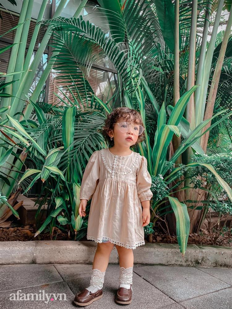 Sinh 2 con gái xinh xắn như thiên thần, nghía qua nhan sắc hack tuổi của mẹ mới đáng kinh ngạc, quan điểm dạy con còn được dân tình nể phục hơn-4