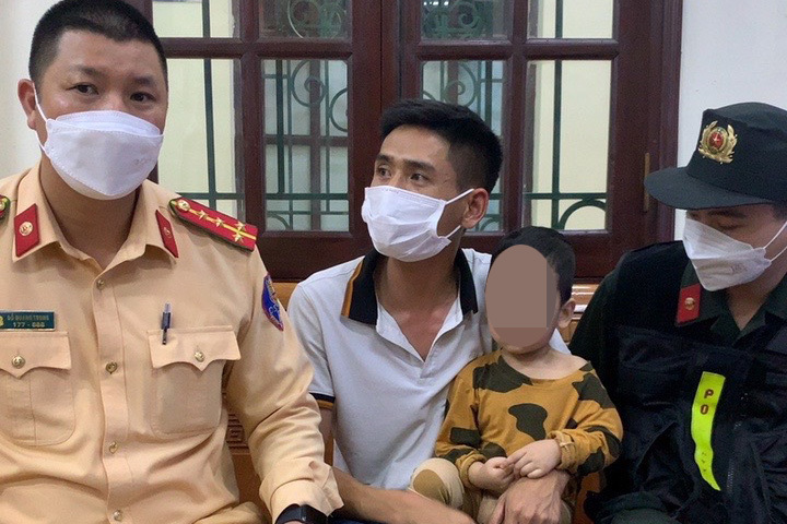 Mâu thuẫn vợ cũ, ông bố bế con trai lên cầu dọa giết con, định tự tử-1