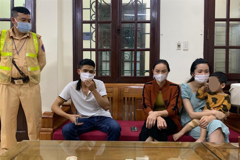 Mâu thuẫn vợ cũ, ông bố bế con trai lên cầu dọa giết con, định tự tử-2