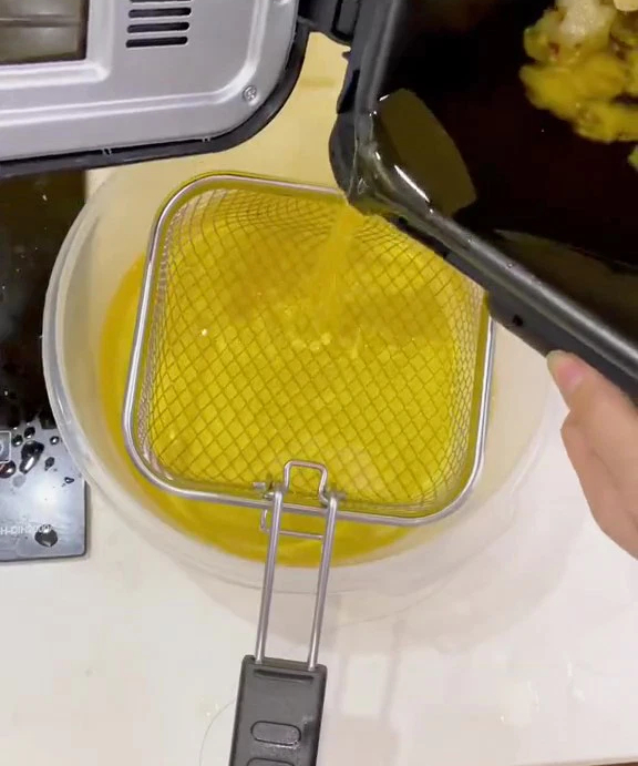 Mách chị em cách lọc cặn dầu siêu đơn giản, chỉ cần 1 phút là dầu trong như mới: Bí quyết nằm ở nguyên liệu quen thuộc này!-1