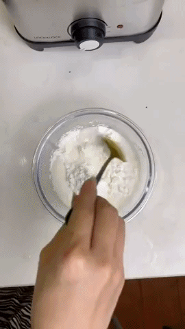 Mách chị em cách lọc cặn dầu siêu đơn giản, chỉ cần 1 phút là dầu trong như mới: Bí quyết nằm ở nguyên liệu quen thuộc này!-2