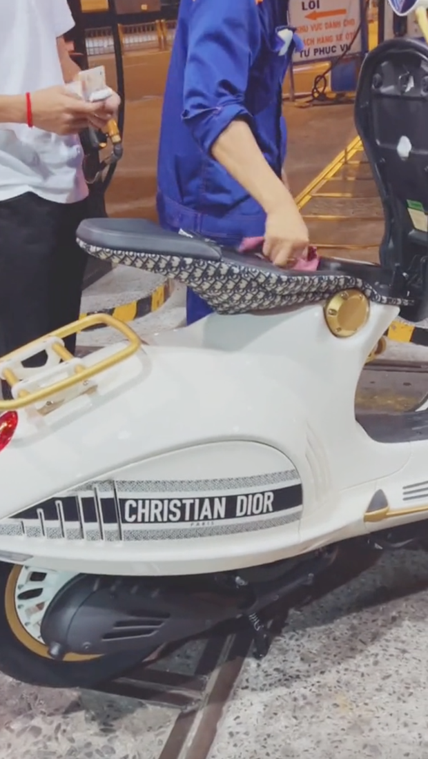Không phải Trang Nemo, nhân vật này đã cưỡi Vespa Dior tới tận cây xăng để giải đáp thắc mắc: Xe 700 triệu thì đổ xăng đầy bình hết bao nhiêu tiền?-2