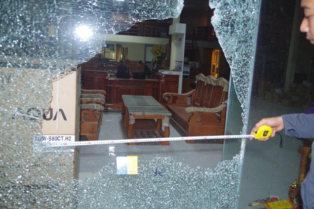 Hai kẻ bịt mặt nổ súng vào nhà dân trong đêm-2