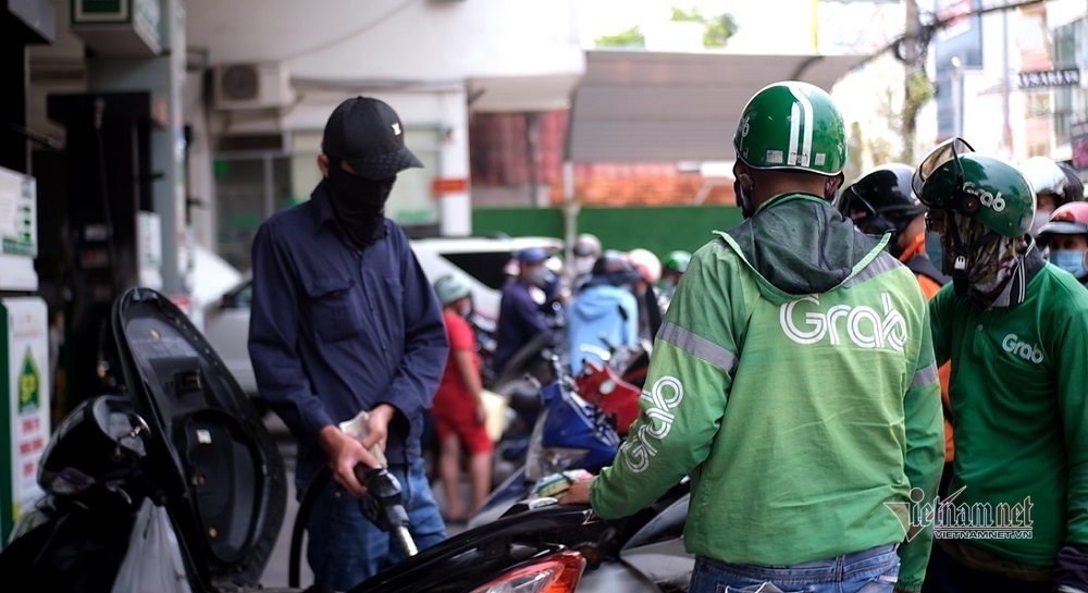 Cháy túi vì xăng: Shipper chỉ dám nhận đơn gần, siêu thị đối đầu nhà cung cấp-1