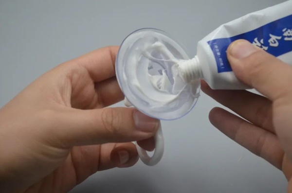 Phải làm gì nếu móc hút chân không thường xuyên bị rơi ra? Dạy bạn một mẹo để tăng cường lực hút chắc như đinh đóng cột-4