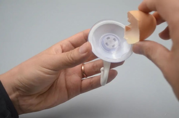 Phải làm gì nếu móc hút chân không thường xuyên bị rơi ra? Dạy bạn một mẹo để tăng cường lực hút chắc như đinh đóng cột-8