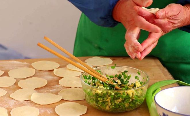 Mẹ từ quê lên làm món bánh bao tôi thích, nhưng vợ lại ném đi tất cả vì lý do nực cười-2