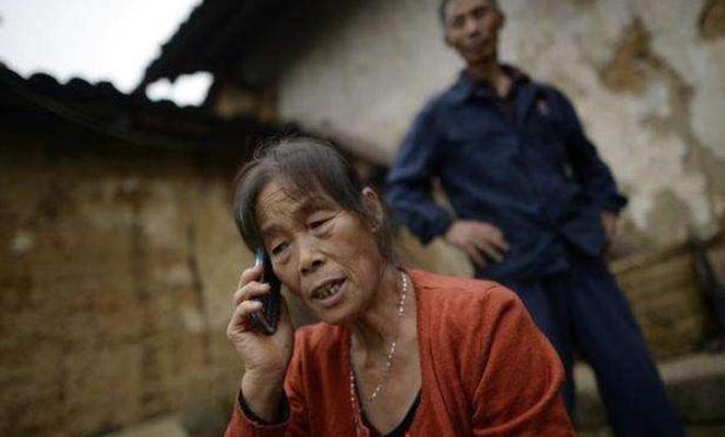 Mẹ từ quê lên làm món bánh bao tôi thích, nhưng vợ lại ném đi tất cả vì lý do nực cười-1