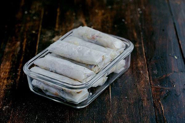 Chị em bận rộn học ngay cách làm nem rán cất tủ lạnh ăn dần, vừa tiết kiệm thời gian mà thành phẩm vẫn giòn thơm xuất sắc-2