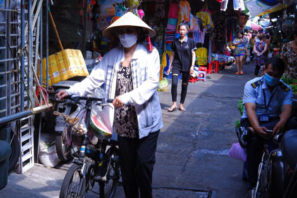 Xăng tiếp tục TĂNG, để tiết kiệm hơn cô gái chuyển qua chỉ sử dụng TIỀN MẶT: Vì sao?-4