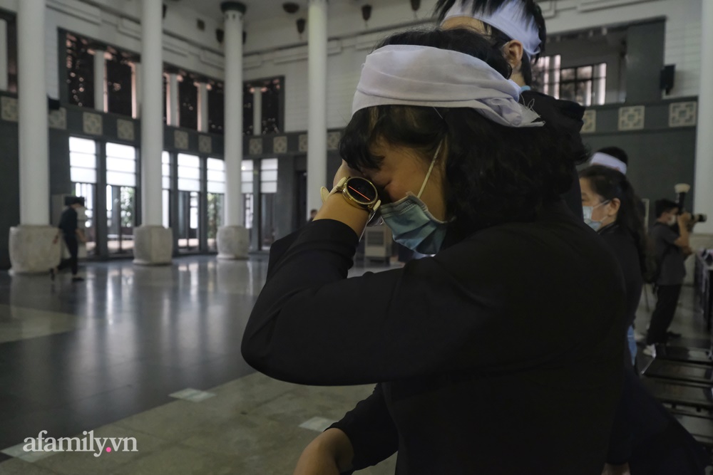 Lễ tang nhạc sĩ Ngọc Châu Thì thầm mùa xuân: Gia đình khóc nghẹn; Chồng diva Mỹ Linh, Chiều Xuân và dàn nghệ sĩ lần lượt vào viếng-2